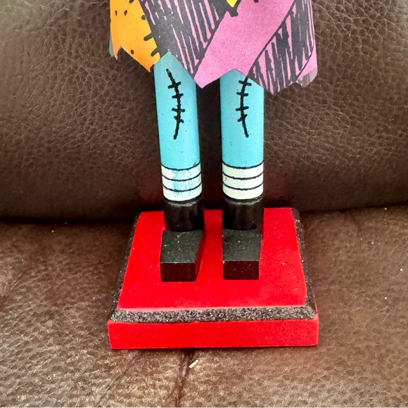 Sally in Santa Hat with Gift Wooden Nutcracker - A Nightmare Before Christmas - Picture 5 of 13